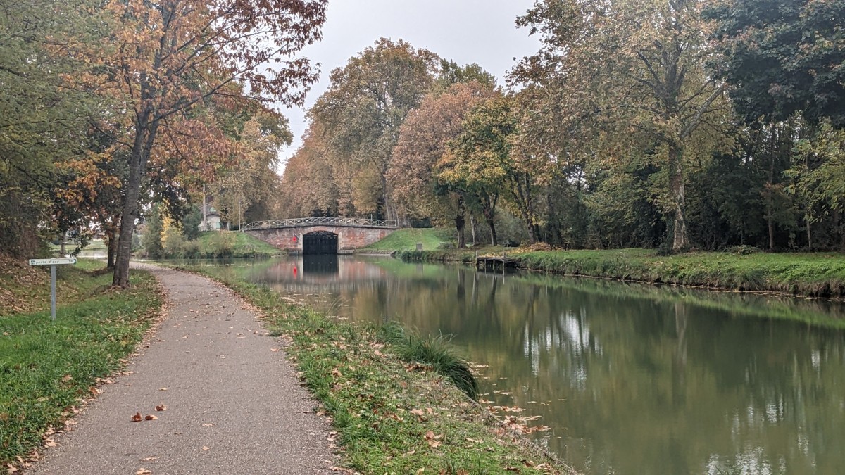 One of the many locks we passed along the Canal de Garonne.