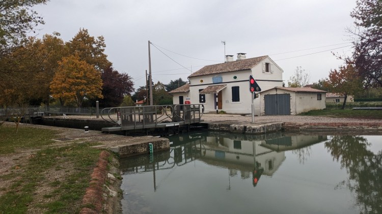 One of the many locks we passed along the Canal de Garonne.