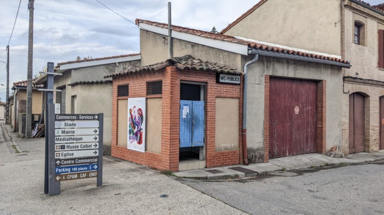 Public bathrooom in Grisoles