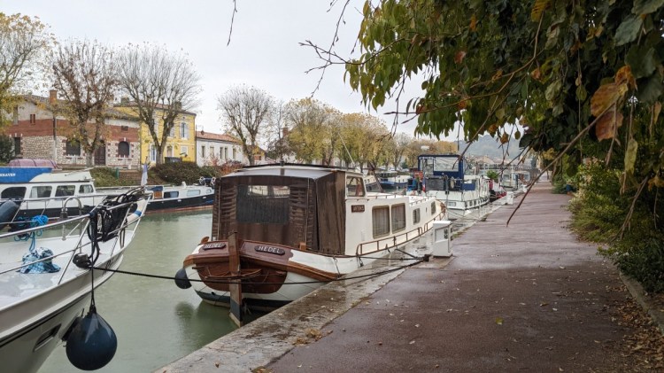 Trail leaving Moissac along the Canal de Garonne