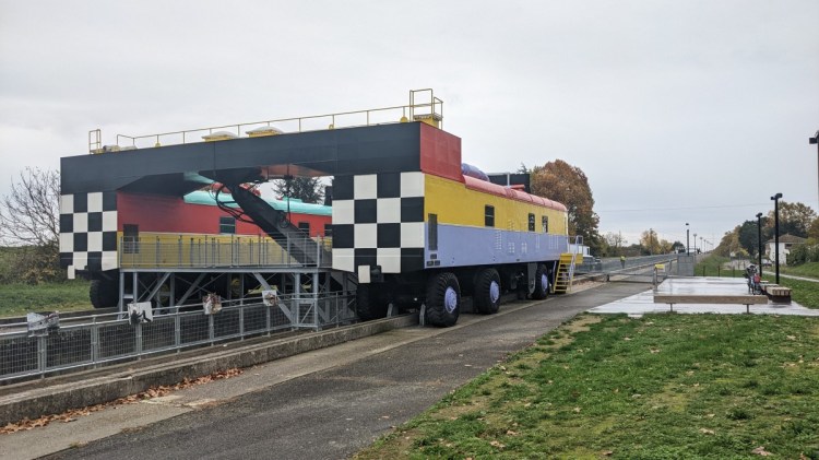 Barge in Montech used for pushing boats uphill