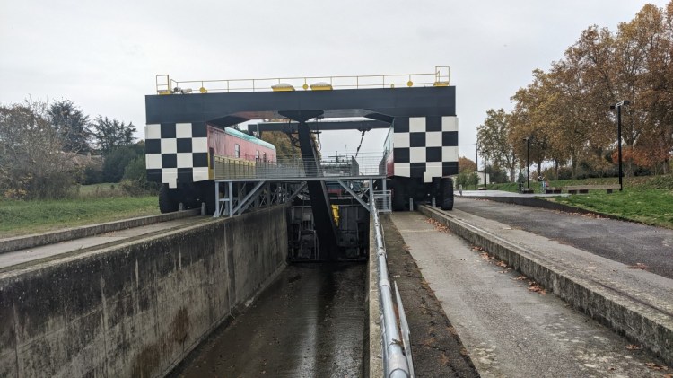 Barge in Montech used for pushing boats uphill