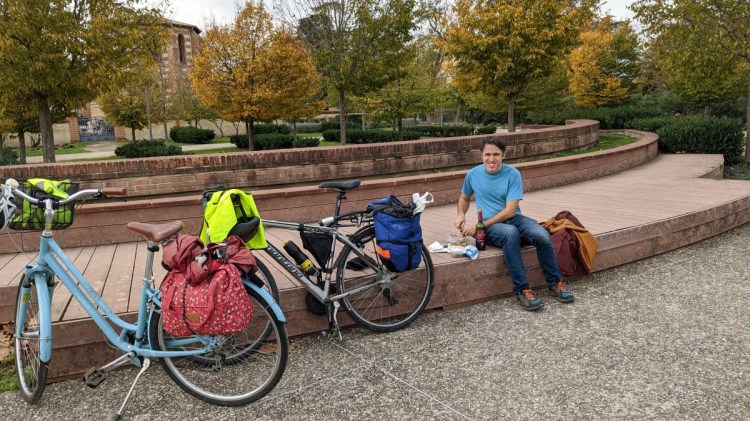 Picnic lunch in Saint Jory