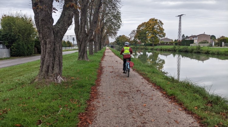 Biking along the Canal de Garonne