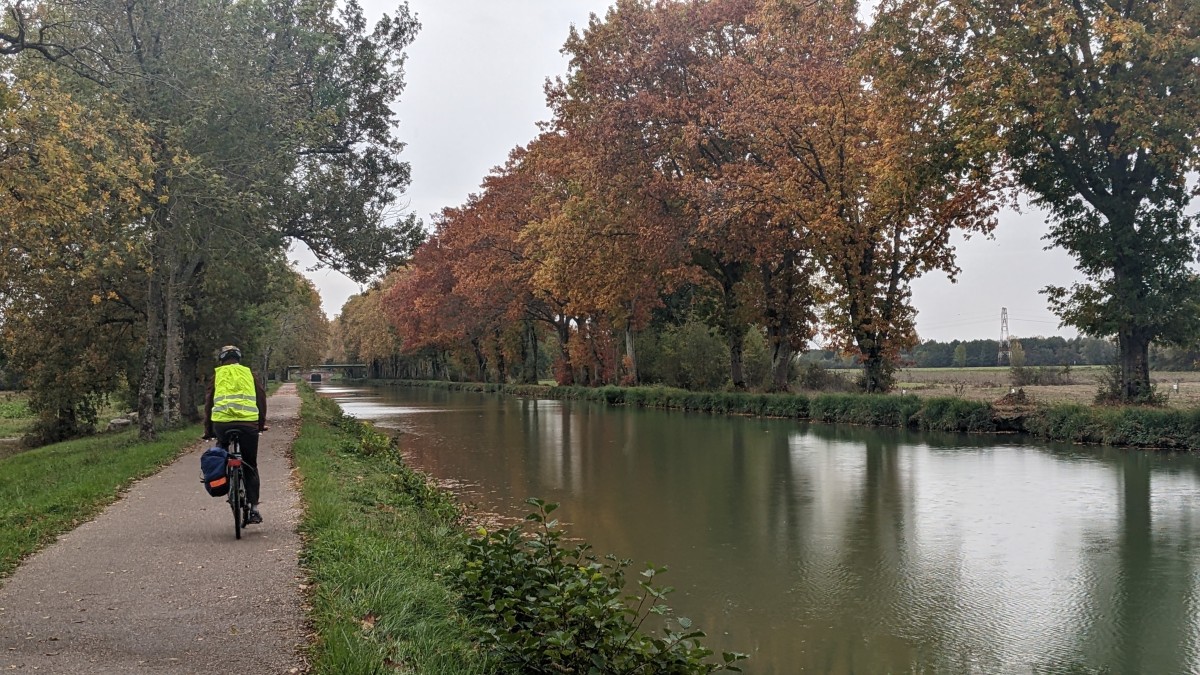Biking along the Canal de Garonne