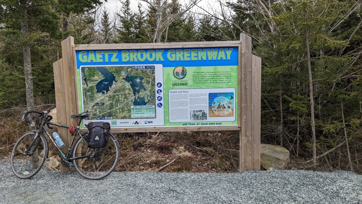 Large sign showing the map and description of the trail
